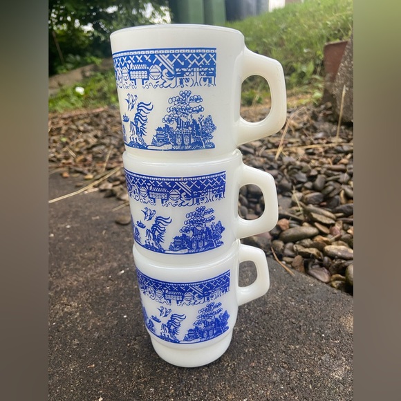 Vintage Anchor Hocking Blue Willow Fire-King stacking mugs - Set of 3 - Picture 5 of 5